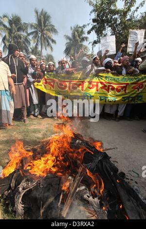 Dhaka, Bangladesh. Feb 24, 2013. Une Madrasa est étudiant au cours de l'effigie de blogger burns pays vaste terre à la tombée de la grève dans le Kamrangir Char, Dhaka le 24 février, 2013. Les huit partis islamistes d'aujourd'hui pour protester contre la grève forcée d'attaques contre leurs manifestations de vendredi, et exigeant la punition à 'bloggers' athée. Â© Monirul Alam (Image Crédit : Crédit : Monirul Alam/ZUMAPRESS.com/Alamy Live News) Banque D'Images