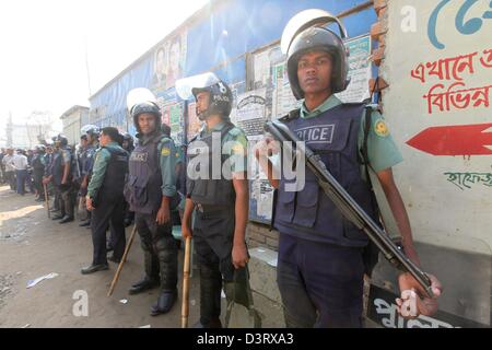 Dhaka, Bangladesh. Feb 24, 2013. Les forces de sécurité du Bangladesh police montent la garde en face de Nurani Qawmi au cours de la Madrasa pays vaste terre à la tombée de la grève dans le Kamrangir Char, Dhaka le 24 février, 2013. Les huit partis islamistes d'aujourd'hui pour protester contre la grève forcée d'attaques contre leurs manifestations de vendredi, et exigeant la punition à 'bloggers' athée. Â© Monirul Alam. (Crédit Image : Crédit : Monirul Alam/ZUMAPRESS.com/Alamy Live News) Banque D'Images