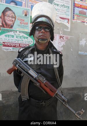 Dhaka, Bangladesh. Feb 24, 2013. Les forces de sécurité du Bangladesh RAB montent la garde en face de Nurani Qawmi au cours de la Madrasa pays vaste terre à la tombée de la grève dans le Kamrangir Char, Dhaka le 24 février, 2013. Les huit partis islamistes d'aujourd'hui pour protester contre la grève forcée d'attaques contre leurs manifestations de vendredi, et exigeant la punition à 'bloggers' athée. Â© Monirul Alam (Image Crédit : Crédit : Monirul Alam/ZUMAPRESS.com/Alamy Live News) Banque D'Images