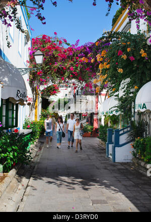 Bougainvilliers colorés surplombant street Puerto de Mogan, Grande Canarie Banque D'Images