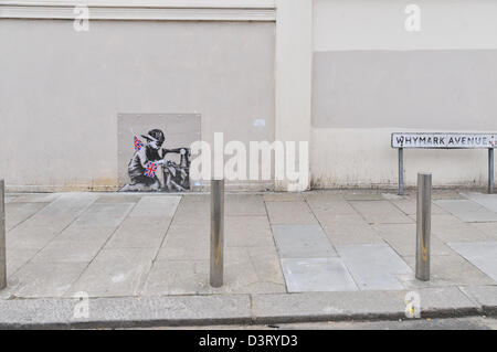 La nouvelle oeuvre de graffiti Banksy '' montrant un garçon avec une machine à faire de l'ensemencement Union Jack noir sur le mur de l'Poundland Banque D'Images