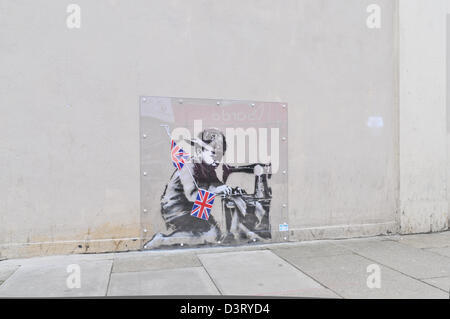 La nouvelle oeuvre de graffiti Banksy '' montrant un garçon avec une machine à faire de l'ensemencement Union Jack noir sur le mur de l'Poundland Banque D'Images