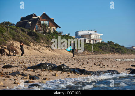 Les surfeurs et logement sur Jeffreys Bay, de l'Océan Indien, Afrique du Sud Banque D'Images