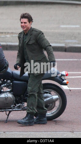 Londres, Royaume-Uni, 24 février 2013 : Tom Cruise vu à cheval sur une moto Triumph lors du tournage des scènes de son dernier film "Tous Y Banque D'Images