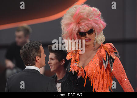 Friedrichshafen, Allemagne. Feb 23, 2013. Drag Queen et vedette de la télévision Olivia Jones accueille le show d'accueil Markus Lanz (L) au cours de l'émission de télévision allemande "Wetten, dass.. ?" ou "pari que ...', à Friedrichshafen, Allemagne, 23 février 2013. Photo : Felix Kaestle/dpa/Alamy Live News Banque D'Images