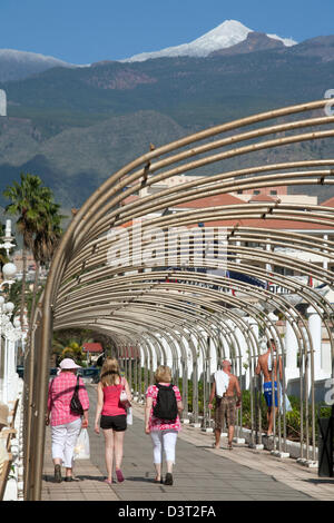 Playa de las Americas, Espagne, les touristes sur la promenade de la plage à Ténérife Banque D'Images