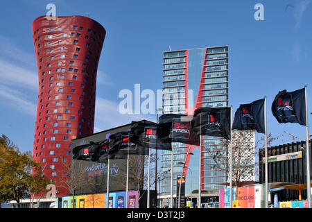 Drapeaux de l'organisateur de l'onde de la GSMA sur les locaux de la Mobile World Congress à Barcelone, Espagne, 24 février 2013. Les tours à l'arrière ont été conçus par l'architecte japonais Toyo Ito. Environ 1 500 exposants présentent leurs dernières tendances dans le cadre du salon, qui a lieu du 25 au 28 Februayr 2013. Photo : PETER ZSCHUNKE Banque D'Images