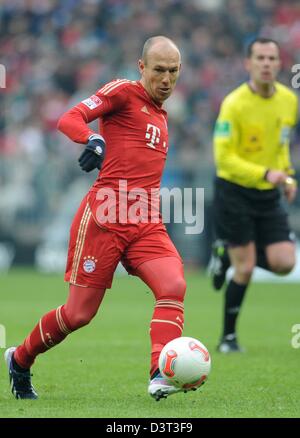 Munich, Allemagne. Feb 23, 2013. La Munich Arjen Robben joue la balle au cours de la Bundesliga match de foot entre FC Bayern Munich et SV Werder de Brême à l'Allianz Arena de Munich, Allemagne, 23 février 2013. Photo : Andreas GEBERT/dpa/Alamy Live News Banque D'Images