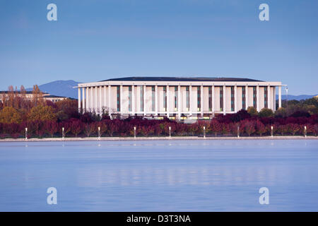 Sur le lac Burley Griffin à la Bibliothèque nationale d'Australie. Canberra, Territoire de la capitale australienne (ACT), l'Australie Banque D'Images