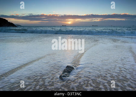 Lever du soleil à partir de la plage de Swanpool à Cornwall Banque D'Images