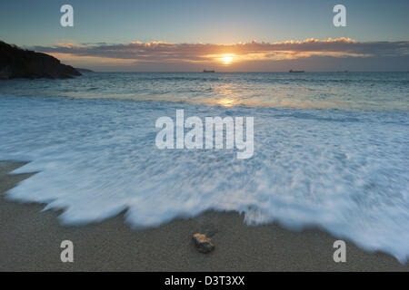 Lever du soleil à partir de la plage de Swanpool à Cornwall Banque D'Images