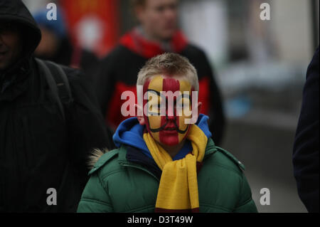 Londres, Royaume-Uni. Feb 24, 2013. Un jeune partisan de League deux Bradford City, avec son visage peint en couleurs du club, à Londres pour la finale de Coupe de Ligue de 2013 à Wembley parrainé par Capital One. Londres, Royaume-Uni, 24 février 2013 Banque D'Images