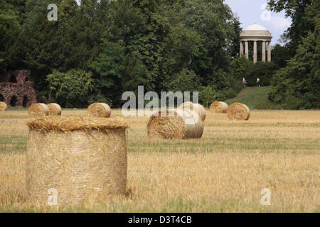 Woerlitz, Allemagne, bottes de paille dans le jardin de Schoch avec le Temple de Vénus dans l'arrière-plan Banque D'Images