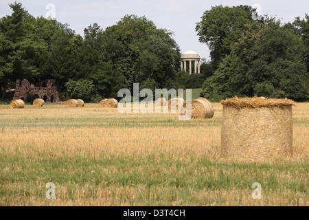 Woerlitz, Allemagne, bottes de paille dans le jardin de Schoch avec le Temple de Vénus dans l'arrière-plan Banque D'Images