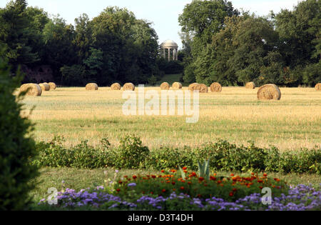 Woerlitz, Allemagne, bottes de paille dans le jardin de Schoch avec le Temple de Vénus dans l'arrière-plan Banque D'Images