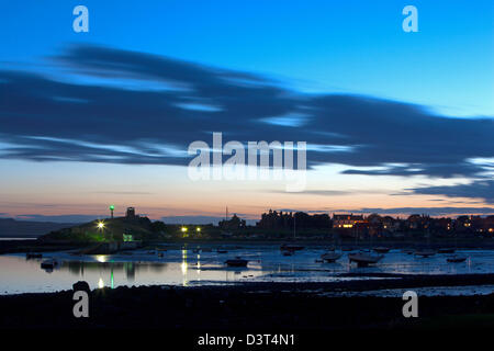 Vue au crépuscule de Lindisfarne village sur l'île sacrée de Lindisfarne dans Northumberland à l'ouest Banque D'Images