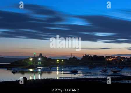 Vue au crépuscule de Lindisfarne village sur l'île sacrée de Lindisfarne dans Northumberland à l'ouest Banque D'Images