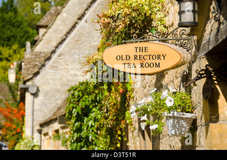 Salon de thé signe, Castle Combe, District de Cotswold, Angleterre, Royaume-Uni, Europe Banque D'Images