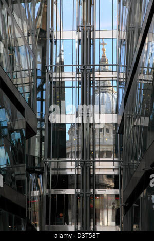 La Cathédrale de St Paul, reflétée dans le nouveau changement d'un centre commercial, centre-ville de Londres, Angleterre, RU, FR Banque D'Images