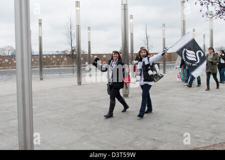 Les partisans du Premier League Swansea City à Londres pour la finale de Coupe de Ligue de 2013 à Wembley parrainé par Capital One. Londres, Royaume-Uni, 24 février 2013 Banque D'Images