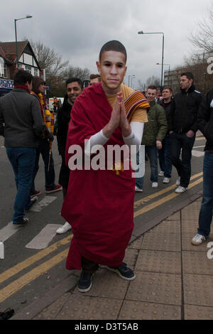 Supporter habillé en moine bouddhiste au couleurs de League deux Bradford City portant un masque de visage de Nahki Wells à Londres pour la finale de Coupe de Ligue de 2013 à Wembley parrainé par Capital One. Londres, Royaume-Uni, 24 février 2013 Banque D'Images