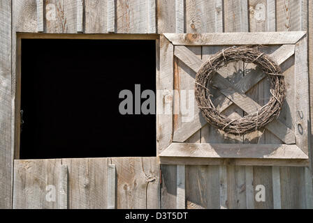 Porte de la grange ouverte à fond noir comme un élément de conception, une porte coupée avec top à moitié ouverte, rustique en bois patiné Banque D'Images