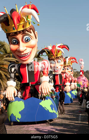 Défilé de chars sur le représentant de la cour du roi de Carnaval de Nice France Banque D'Images