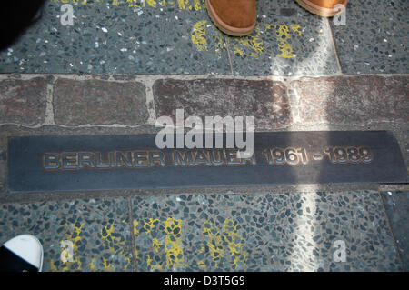 Double rangée de briques à travers Berlin marque la position du mur de Berlin (Berliner Mauer) Berlin, Allemagne Banque D'Images