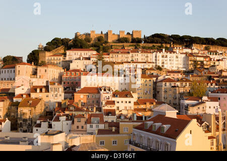 Lisbonne, Portugal. Vue sur les toits de la colline du Château de São Jorge. Banque D'Images