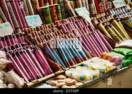 Paquets d'encens de la vente à l'open market à Thimphu, Bhoutan. Banque D'Images