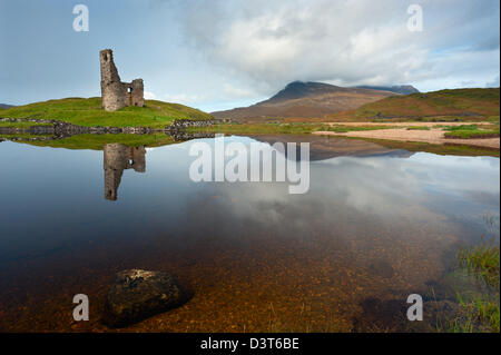 Château Ardvreck reflétée sur une calme Loch Assynt à vers Quinag. Banque D'Images