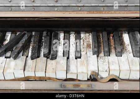 Touches Piano close up, un clavier cassé et abandonné grunged assis dehors dans le temps. Banque D'Images