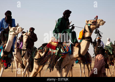 Monter des chameaux nomades wodaabes à Gerewol Festival, le nord du Niger Banque D'Images