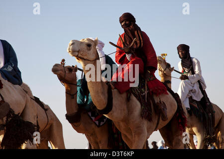 Wodaabes nomades montent leurs chameaux dans le cadre du Gerewol Festival à Ingal, Niger Banque D'Images