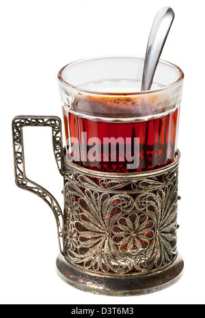 Thé noir en verre rétro avec cuillère à café et verre-porteur isolé sur fond blanc Banque D'Images