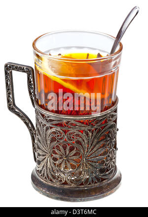 Thé noir au citron en verre rétro avec cuillère à café et verre-porteur isolé sur fond blanc Banque D'Images