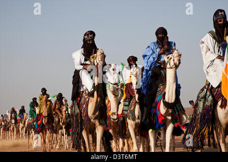 Wodaabes nomades montent leurs chameaux dans le cadre du Gerewol Festival à Ingal, Niger Banque D'Images