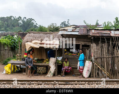Peuple malgache à l'extérieur de la nourriture locale shop à Andasibe Perinet ou village Madagascar Banque D'Images