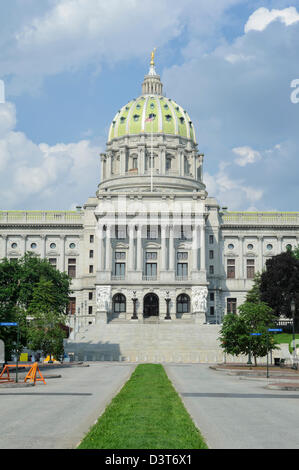 Capitol building à Harrisburg en Pennsylvanie, les bureaux du gouvernement de l'état ensoleillé sous un ciel d'été avec grande rotonde vert. Banque D'Images