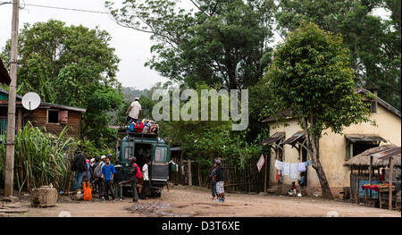Peuple malgache le chargement d'un van à Andasibe Perinet ou village Madagascar Banque D'Images