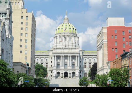 Capitol building à Harrisburg en Pennsylvanie, les bureaux du gouvernement de l'état ensoleillé sous un ciel d'été avec grande rotonde vert. Banque D'Images