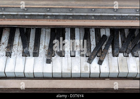 Clavier de piano close up assis grunged abandonnés et clavier cassé assis dehors dans le temps. Banque D'Images