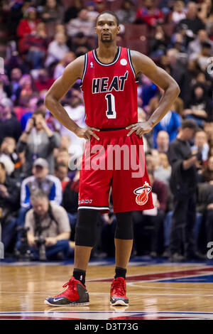 Philadelphie, USA. Feb 23, 2013. Miami Heat Chris Bosh centre (1) au cours de la NBA match entre le Heat de Miami et les Philadelphia 76ers au Wells Fargo Center de Philadelphie, Pennsylvanie. Le Miami Heat Beat les Philadelphia 76ers, 114-90. Banque D'Images