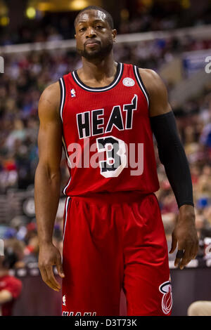 Philadelphie, USA. Feb 23, 2013. Miami Heat shooting guard Dwyane Wade (3) se penche sur la NBA au cours de match entre le Heat de Miami et les Philadelphia 76ers au Wells Fargo Center de Philadelphie, Pennsylvanie. Le Miami Heat Beat les Philadelphia 76ers, 114-90. Banque D'Images