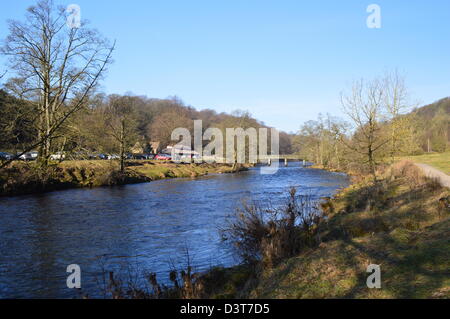 Passerelle enjambant la rivière Wharfe près du pavillon de Cavendish sur le Dales Way Sentier Yorkshire Dales Banque D'Images