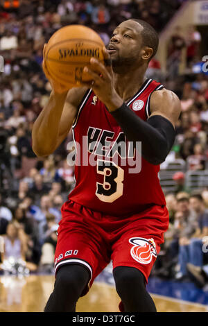 23 février 2012 : Miami Heat shooting guard Dwyane Wade (3) cherche à prendre la photo au cours de la NBA match entre le Heat de Miami et les Philadelphia 76ers au Wells Fargo Center de Philadelphie, Pennsylvanie. Le Miami Heat Beat les Philadelphia 76ers, 114-90. Banque D'Images