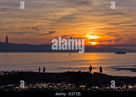 Lisbonne, Portugal. Vue sur le Tage vers le pont du 25 avril au coucher du soleil. Banque D'Images