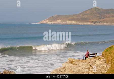 Homme assis sur le siège sur la mer Morte à falaise regardant Hoe près de Woolacombe. Morte Point. Banque D'Images