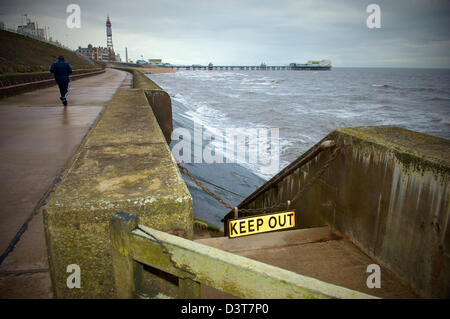 Les défenses de la vieille mer à North Shore,Blackpool,à marée haute en hiver Banque D'Images