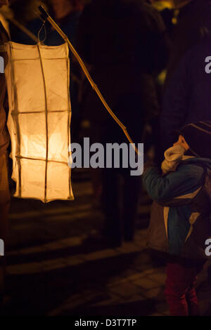 Slaithwaite, UK. Feb 23, 2013. Un enfant est titulaire d'une lanterne de papier pendant l'Moonraking Festival à Slaithwaite, West Yorkshire, Royaume-Uni Le samedi 23 février, 2013. Des contes et des lanternes de décisions des ateliers ont eu lieu dans le village, au cours de la semaine précédente. Le Moonraking Festival a lieu à Slaithwaite une fois tous les deux ans. Banque D'Images